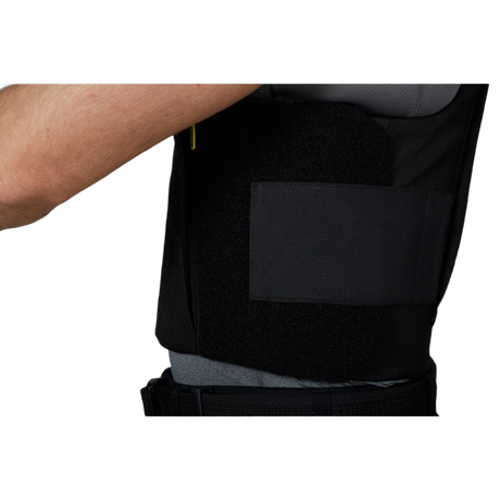 Anorak Duty III Cover i brug, designet med ergonomiske funktioner for politibetjente med CORDURA® og 3D SPACER Coolmax® materialer.