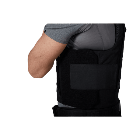 Person iført Anorak Chromium® Duty III-M Skudsikker Vest med Level IIIA beskyttelse, ideel til politibetjente og Kystvagten.