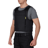 Mand iført Anorak Niobium® Duty IV Stik & Skudsikker Vest for optimal beskyttelse