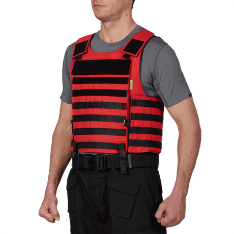 Mand iført Anorak Chromium® Instructor I Skudsikker Vest i rød, designet til maksimal IIIA-beskyttelse og komfort, ideel til sikkerhedspersonale.