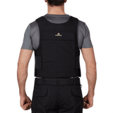 Mand iført Anorak Duty III Cover, ergonomisk designet beskyttelse med CORDURA® og 3D SPACER Coolmax® for bedre luftcirkulation.