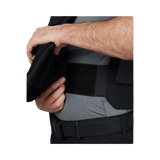 Mand justerer Anorak Duty III-M Cover med "PALS" webbing til MOLLE-lommer for optimal ballistisk beskyttelse og mobilitet