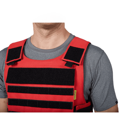 Anorak Instructor I Cover bæres af en person, fremhæver det ergonomiske design og 360° PALS webbing for optimal funktionalitet.