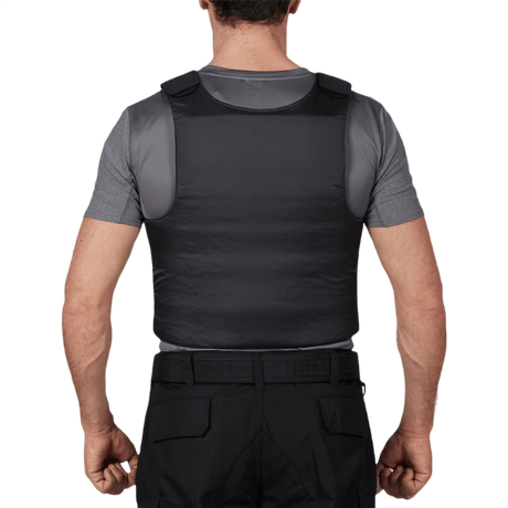 Mand iført Anorak Niobium® Concealable III Stik & Skudsikker Vest under t-shirt set bagfra.