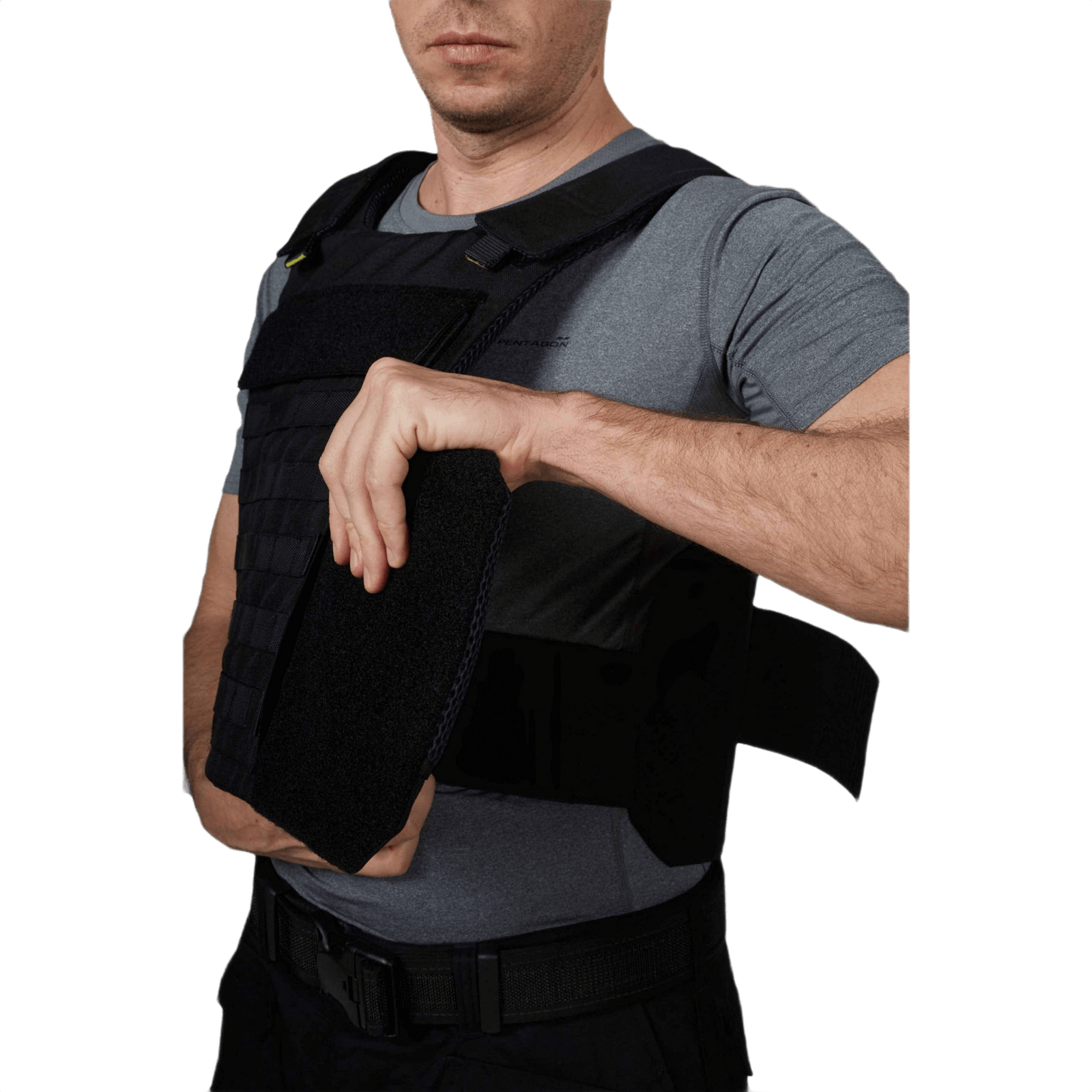 Mand iført Anorak Niobium® Duty III-M Stik & Skudsikker Vest, justerer vesten for optimal beskyttelse og komfort.