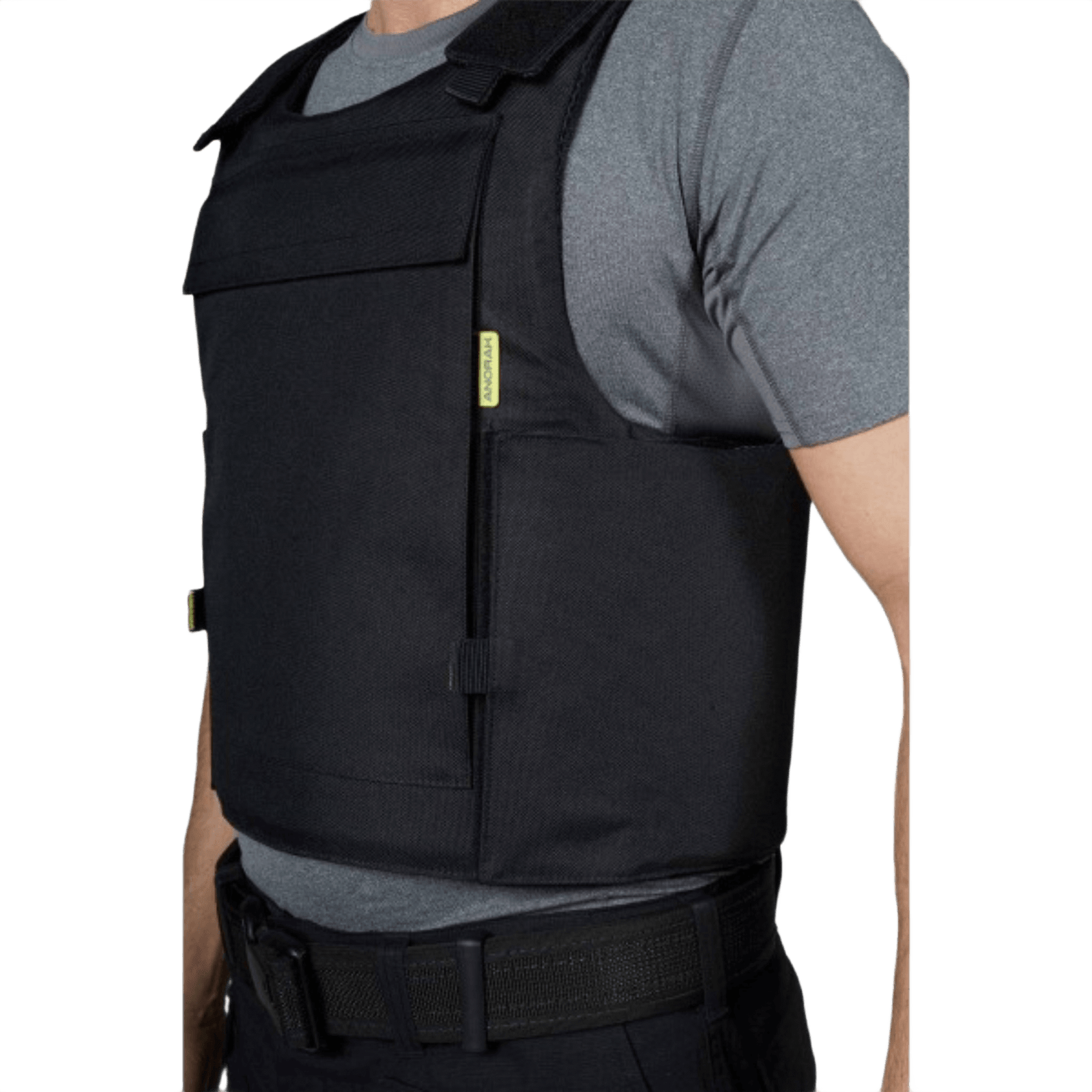 Mand iført Anorak Niobium® Duty IV Stik & Skudsikker Vest, multi-trussel kropspanservest i sort, til beskyttelse mod våben.