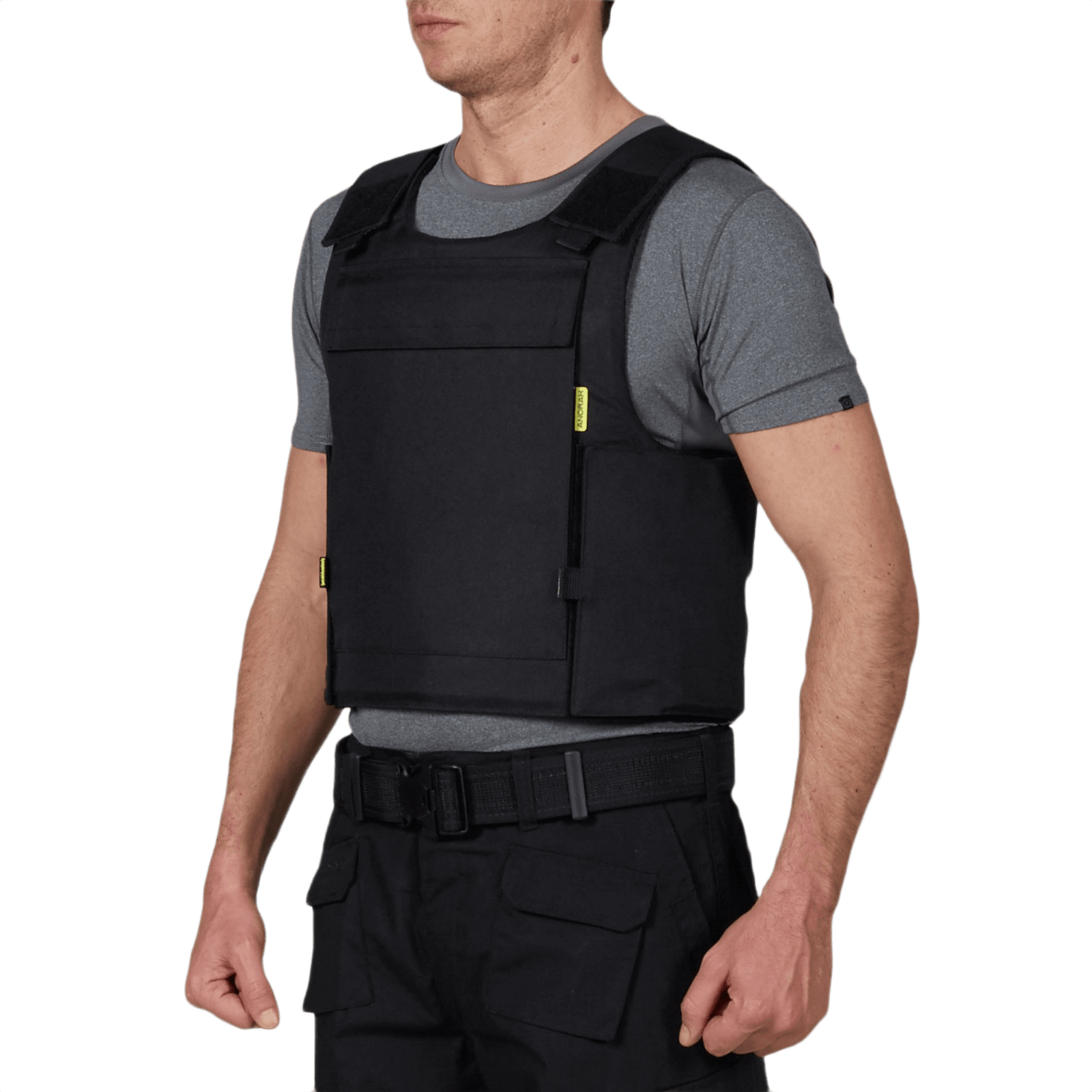 Mand iført Anorak Niobium® Duty IV Stik & Skudsikker Vest for optimal beskyttelse