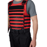 Anorak Niobium® Instructor I Stik & Skudsikker Vest i rød og sort med justerbar pasform tilbappet på en person.