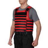 Mand iført rød Anorak Niobium® Instructor I Stik & Skudsikker Vest mod skydevåben og knive, designet til beskyttelse og bærekomfort.