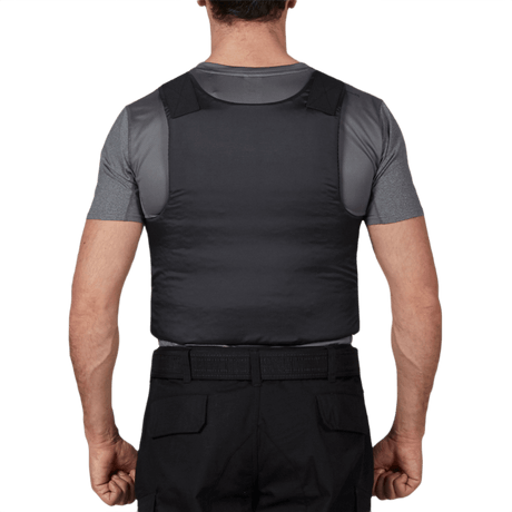 Mand iført Anorak Rhodium® Concealable II Stik & Skudsikker Vest for maksimal beskyttelse og diskretion under beklædning.