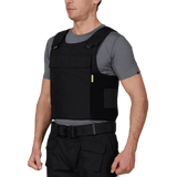 Mand iført Anorak Rhodium® Duty III Stik & Skudsikker Vest, designet til maksimal level IIIA beskyttelse og komfort.