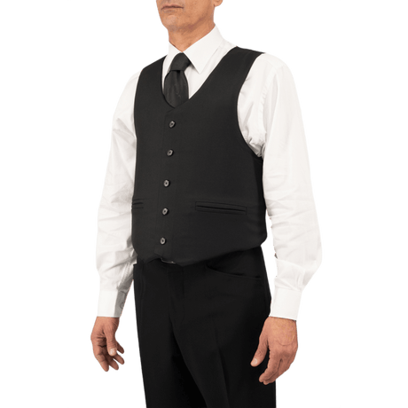 Mand iført Anorak Rhodium® VIP I Stik & Skudsikker Vest, designet til diskretion og sikkerhed i jakkesætsstil.