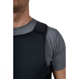 Mand iført Anorak Titanium® Concealable I Stik & Skudsikker Vest, niveau IIIA beskyttelse, under grå t-shirt