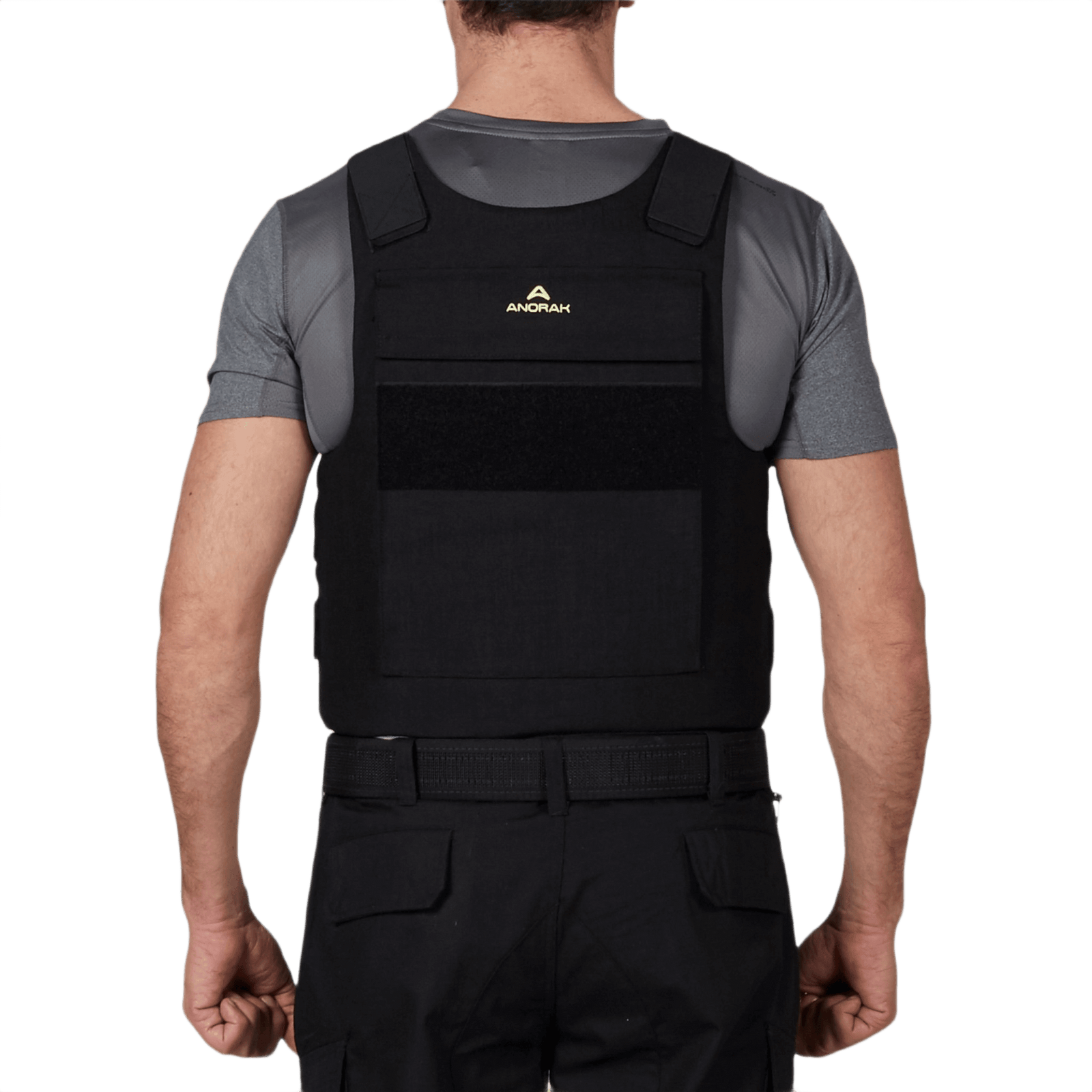 Mand iført Anorak Titanium® Duty II Stik & Skudsikker Vest set bagfra, designet til niveau IIIA beskyttelse for sikkerhedspersonale.