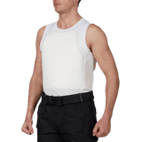 Mand iført Anorak Topaz® Undershirt I Stiksikker soft armor-vest, sikrer høj skjulbarhed under skjorte, NIJ 0115.00 STD beskyttelse.