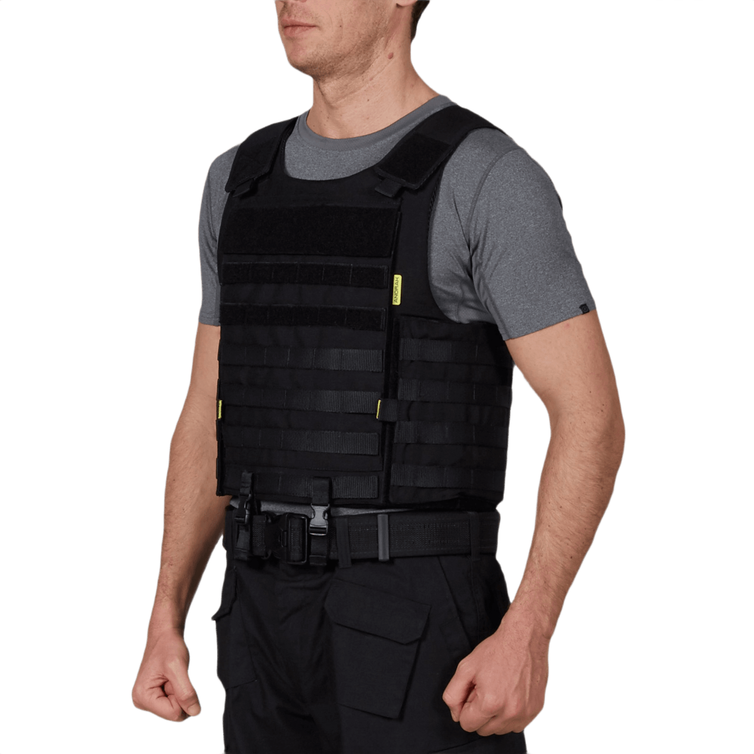 Mand iført Anorak Chromium® Tactical I Skudsikker Vest med IIIA-beskyttelse og CORDURA® stof, ideel til Politiet og Forsvaret.