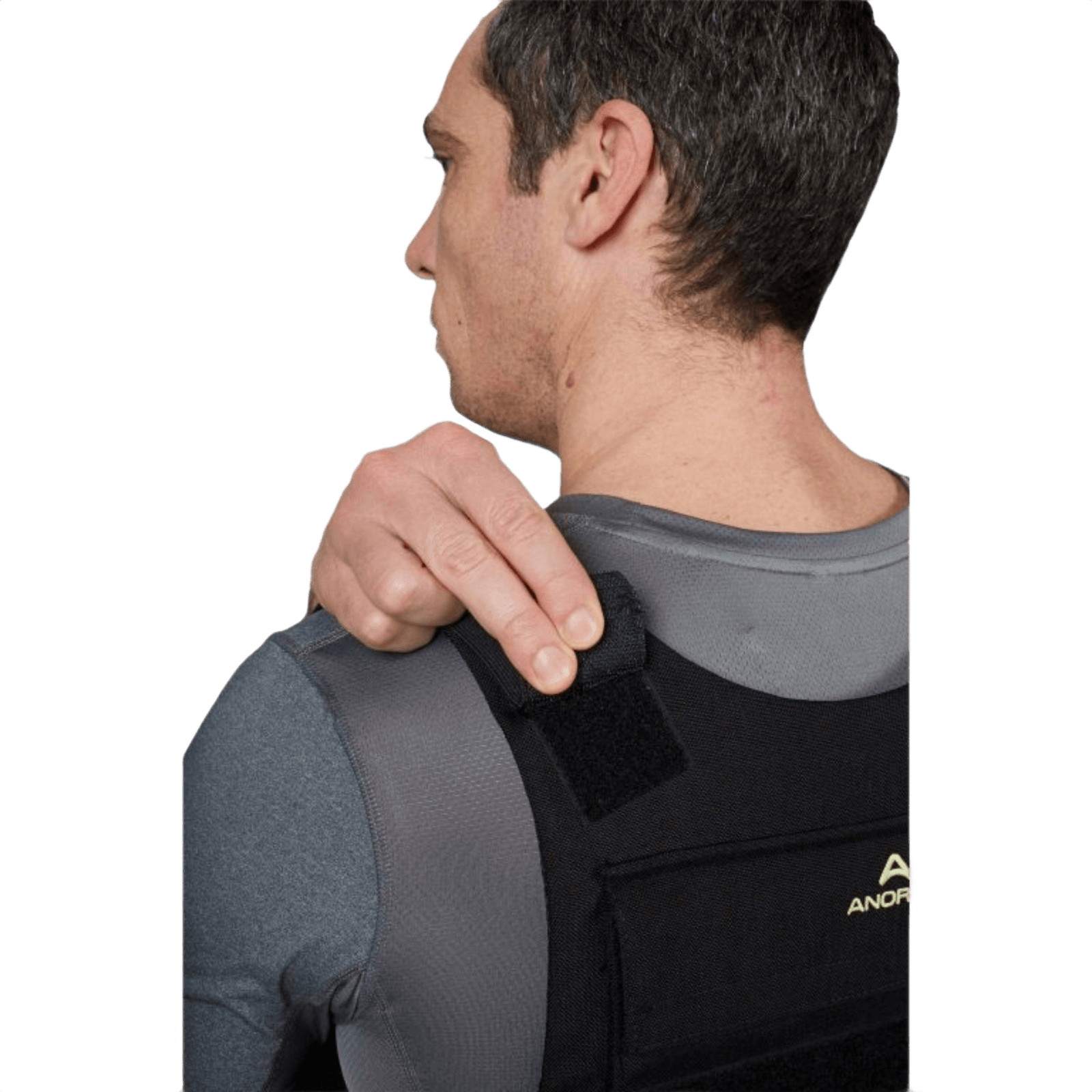 Person iført Anorak Duty II Cover vest justerer strop. Ergonomisk designet til politibetjente, med CORDURA® og 3D SPACER Coolmax® materialer.