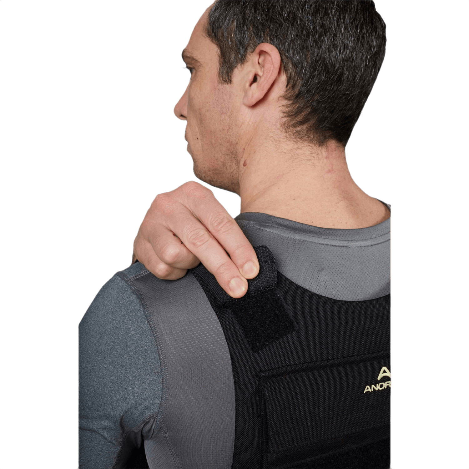 Mand justerer Anorak Rhodium® Duty II Stik & Skudsikker Vest under test af blødt armor-system til maksimal IIIA-beskyttelse.
