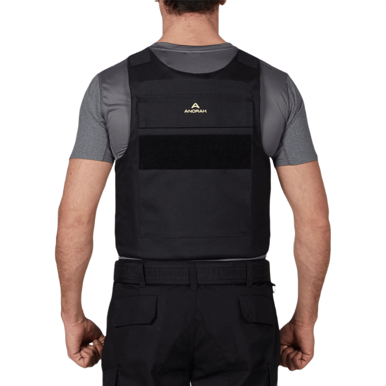 Mand iført Anorak Niobium® Duty I Stik & Skudsikker Vest, set bagfra, designet til beskyttelse mod skydevåben og knive.