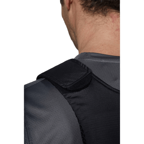 Anorak Concealable III Cover i sort viser skjult bæreevne under tøj, ideel til beskyttelse med RIP-STOP Dry Comfort XT® materiale.