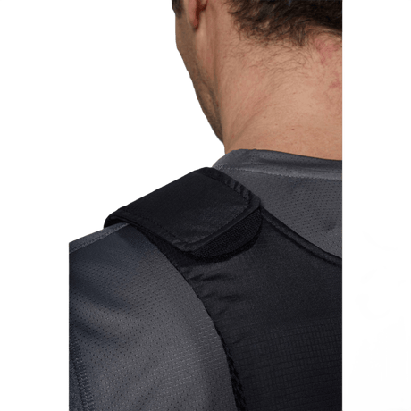 Anorak Topaz® Concealable III Stiksikker Vest set bagfra, viser skjulbarhed under tøj, lavet med UD ARAMID-paneler for beskyttelse.