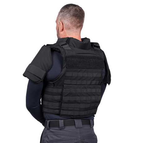 Mand iført Elite Armor Combat skudsikkervest, set bagfra