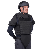 Mand iført Elite Armor Combat skudsikkervest, set forfra