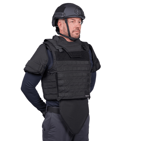 Mand iført Elite Armor Combat skudsikkervest, set forfra