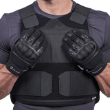 EA Impact Skud & Stiksikker Vest i sort med NIJ LEVEL IIIA certificering, taktisk kropsbeskyttelse, galleri position 1 set forfra med handsker.