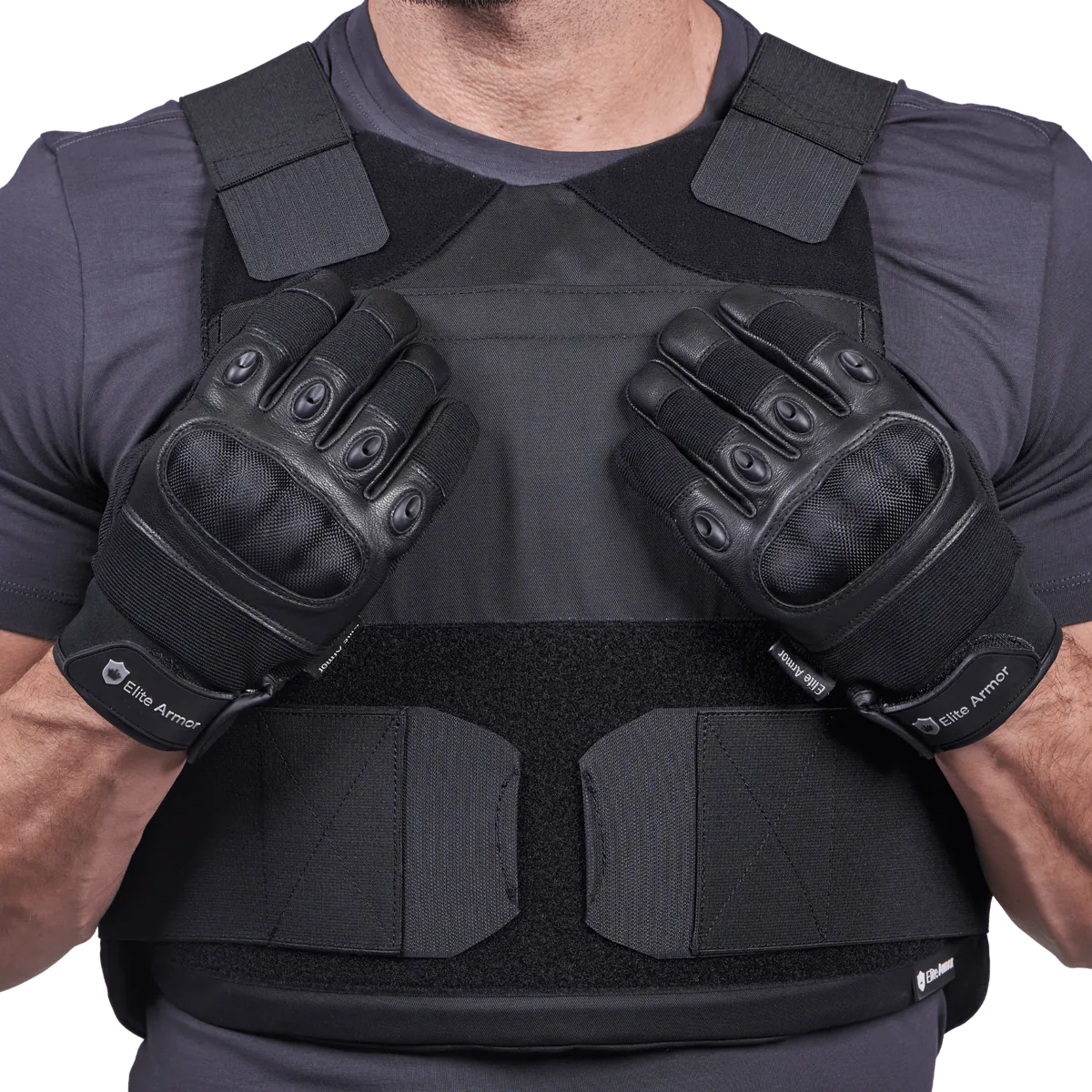EA Impact Skud & Stiksikker Vest i sort med NIJ LEVEL IIIA certificering, taktisk kropsbeskyttelse, galleri position 1 set forfra med handsker.