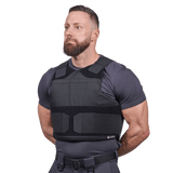Mand iført Elite Armor Impact stik og skudsikker vest - set forfra i vinkel