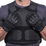Detaljebillede med Elite Armor Impact vesten og performance Snitsikre Handsker
