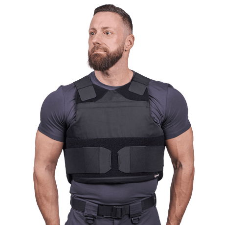 Mand iført Elite Armor Impact stik og skudsikker vest - set forfra