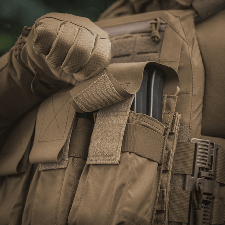 M-Tac taske til 2 magasiner lavet af slidstærkt Cordura-materiale med høj densitet, der er ideel til taktisk brug.