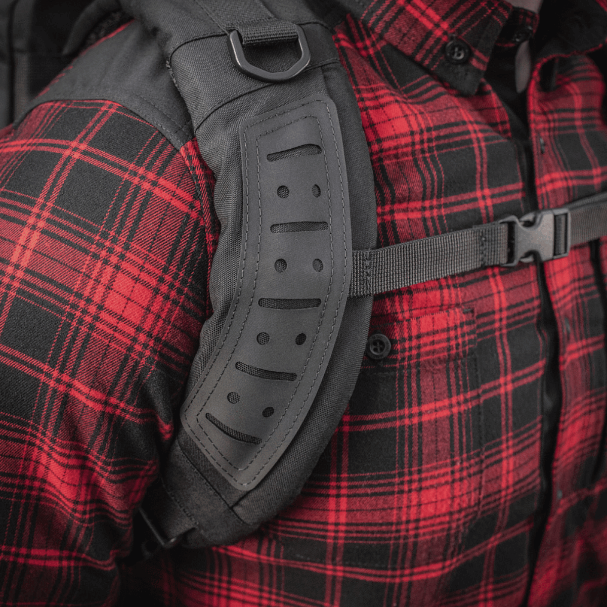 M-Tac Rygsæk Gen. II Elite – Small med ergonomisk skulderrem i sort, båret af model i rødternet skjorte.