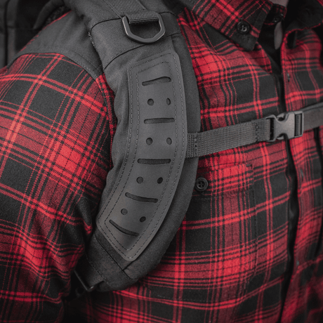 M-Tac Rygsæk Gen. II Elite – Small med ergonomisk skulderrem i sort, båret af model i rødternet skjorte.