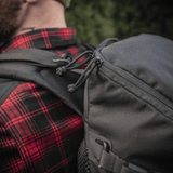 M-Tac Rygsæk Gen. II Elite – Small med lynlås og stropper set i brug mod en skovbaggrund.