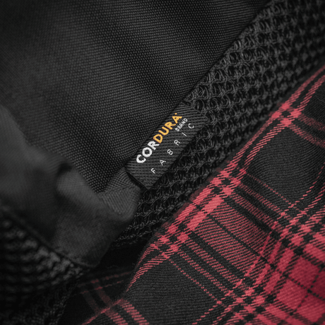 Nærbillede af M-Tac Rygsæk Gen. II Elite – Small CORDURA stof detalje og rødternet mønster indvendigt.