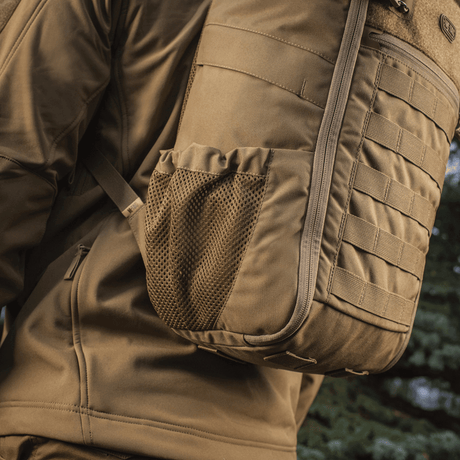 M-Tac Rygsæk Gen. II Elite – Small med mesh-lommer, MOLLE-paneler og elastiske snore for sikker pakning udendørs.