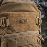 M-Tac Rygsæk Gen. II Elite – Small i beige med MOLLE-paneler, lynlås og stropper. Perfekt til opbevaring af udstyr sikkert og nemt.
