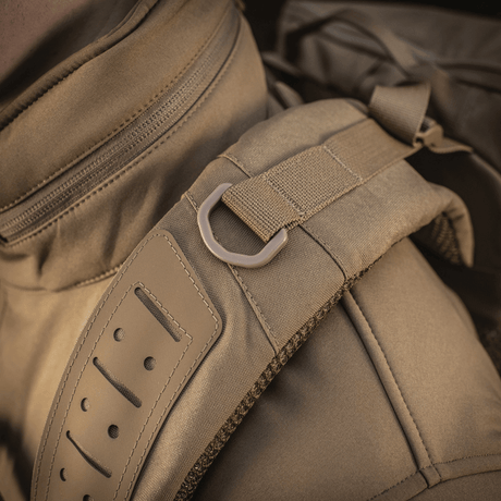 Detaljeret visning af strop på M-Tac Rygsæk Gen. II Elite – Small, der fremhæver kvalitet og design i robust materiale