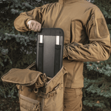 Person pakker M-Tac Rygsæk Gen. II Elite – Small med stivhedsstøtteindsats.