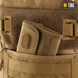 M-Tac Rygsæk Gen. II Elite – Small i tan farve med MOLLE-panel og lynlåslomme, der viser holdbar opbevaringsløsning.
