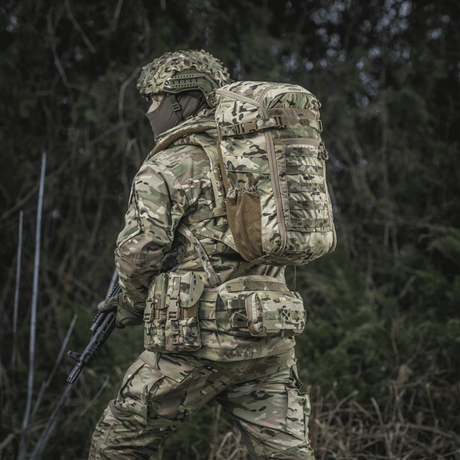 M-Tac Rygsæk Gen. II Elite – Small i brug af soldat i kamuflageuniform i skovomgivelser