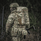 Militærpersonel med M-Tac Rygsæk Gen. II Elite – Small i camouflagemønster i skov.