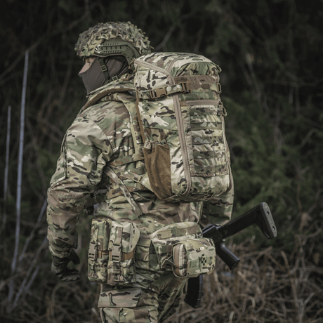 Militærpersonel med M-Tac Rygsæk Gen. II Elite – Small i camouflagemønster i skov.