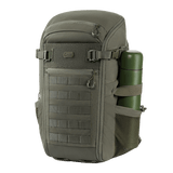 M-Tac Rygsæk Gen. II Elite – Small i olivengrøn med MOLLE-paneler og sidelommer til opbevaring, set fra fronten.