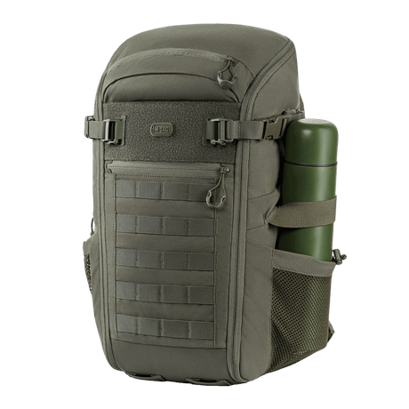 M-Tac Rygsæk Gen. II Elite – Small i olivengrøn med MOLLE-paneler og sidelommer til opbevaring, set fra fronten.