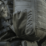M-Tac Rygsæk Gen. II Elite – Small med MOLLE-paneler og mesh-lommer for nem og sikker pakning, set med fokus på rygsækkens design.