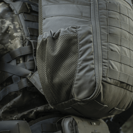 M-Tac Rygsæk Gen. II Elite – Small med MOLLE-paneler og mesh-lommer for nem og sikker pakning, set med fokus på rygsækkens design.